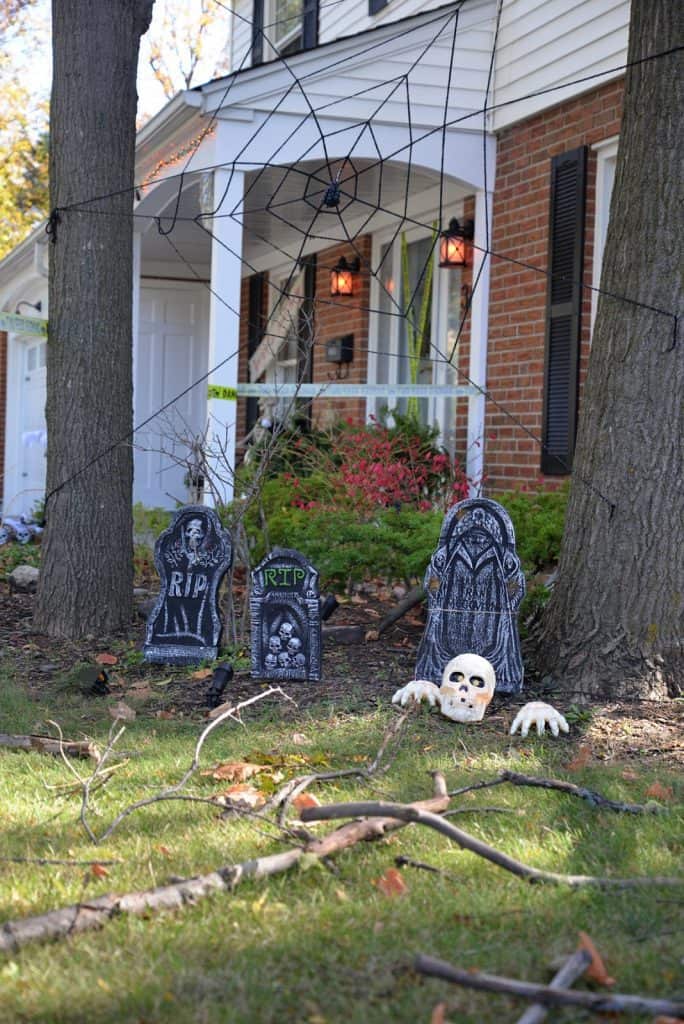 54 Best DIY Outdoor Halloween Decoration Ideas for 2024