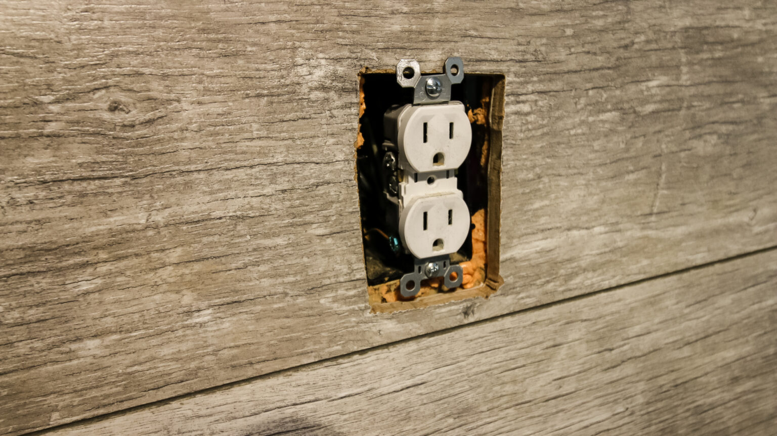 How to install outlet spacers