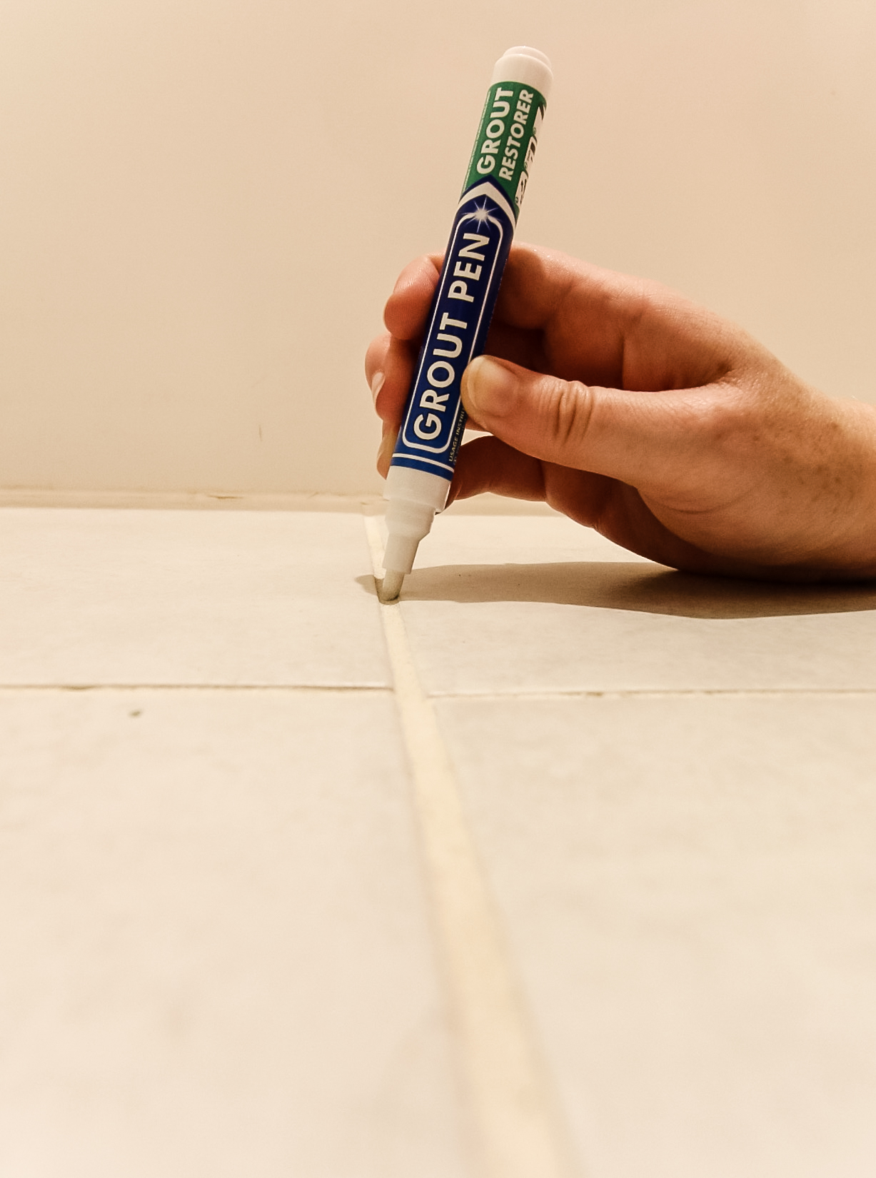 WHITE FURNITURE TOUCH UP PEN Marker Permanent Removes Marks Cabinet Floor UK