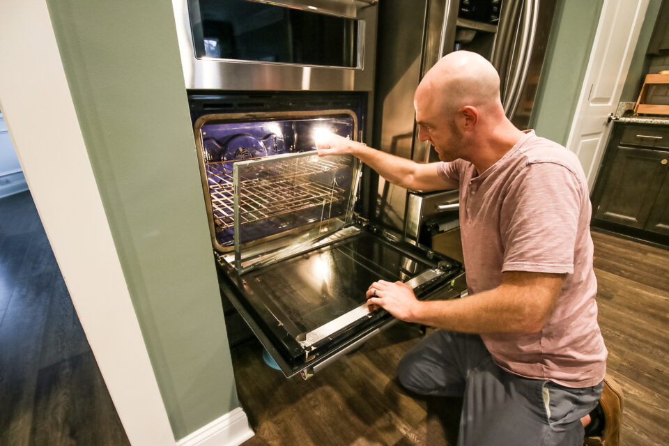 How to clean the inside of an oven door