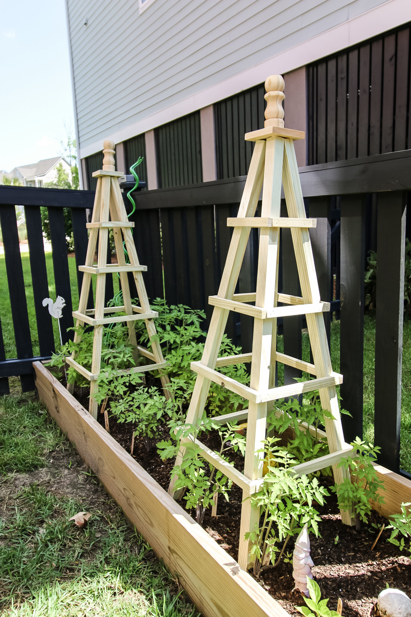 How to build a DIY wooden tomato cage