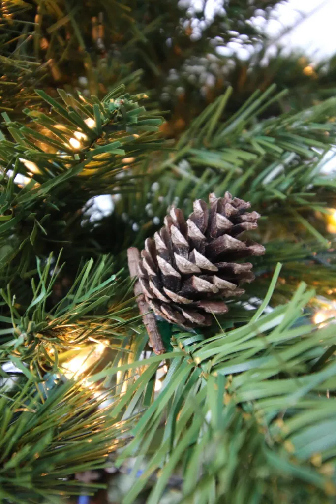 How to put pine cones on a Christmas tree