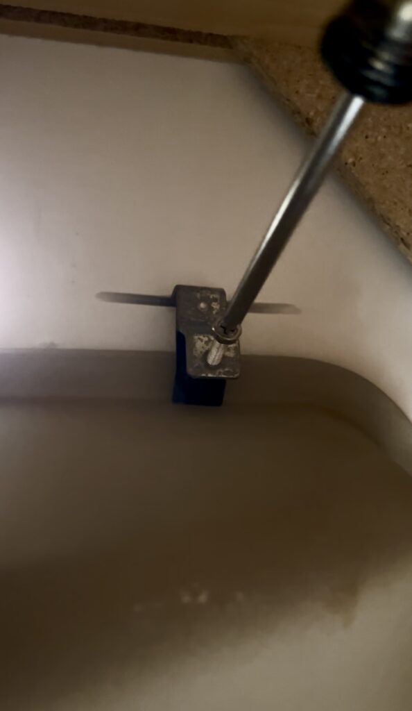 Attaching undermount sink clips