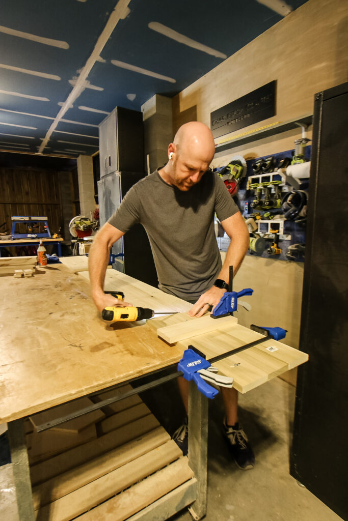 Screwing together shelf boards with pocket screws