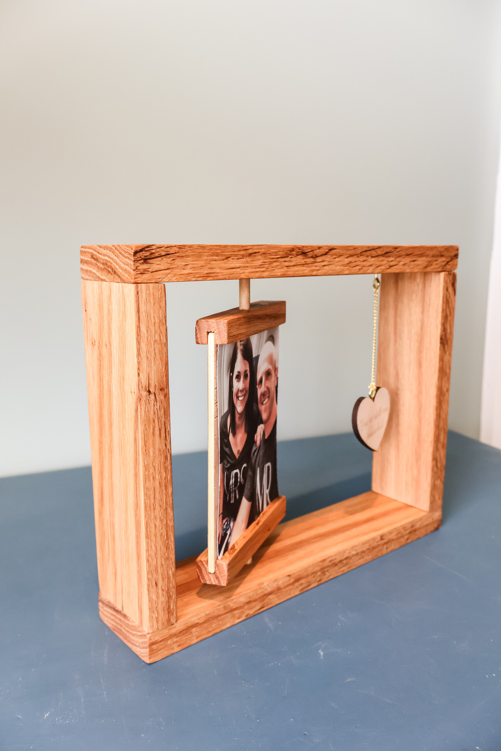 DIY rotating photo frame - Charleston Crafted