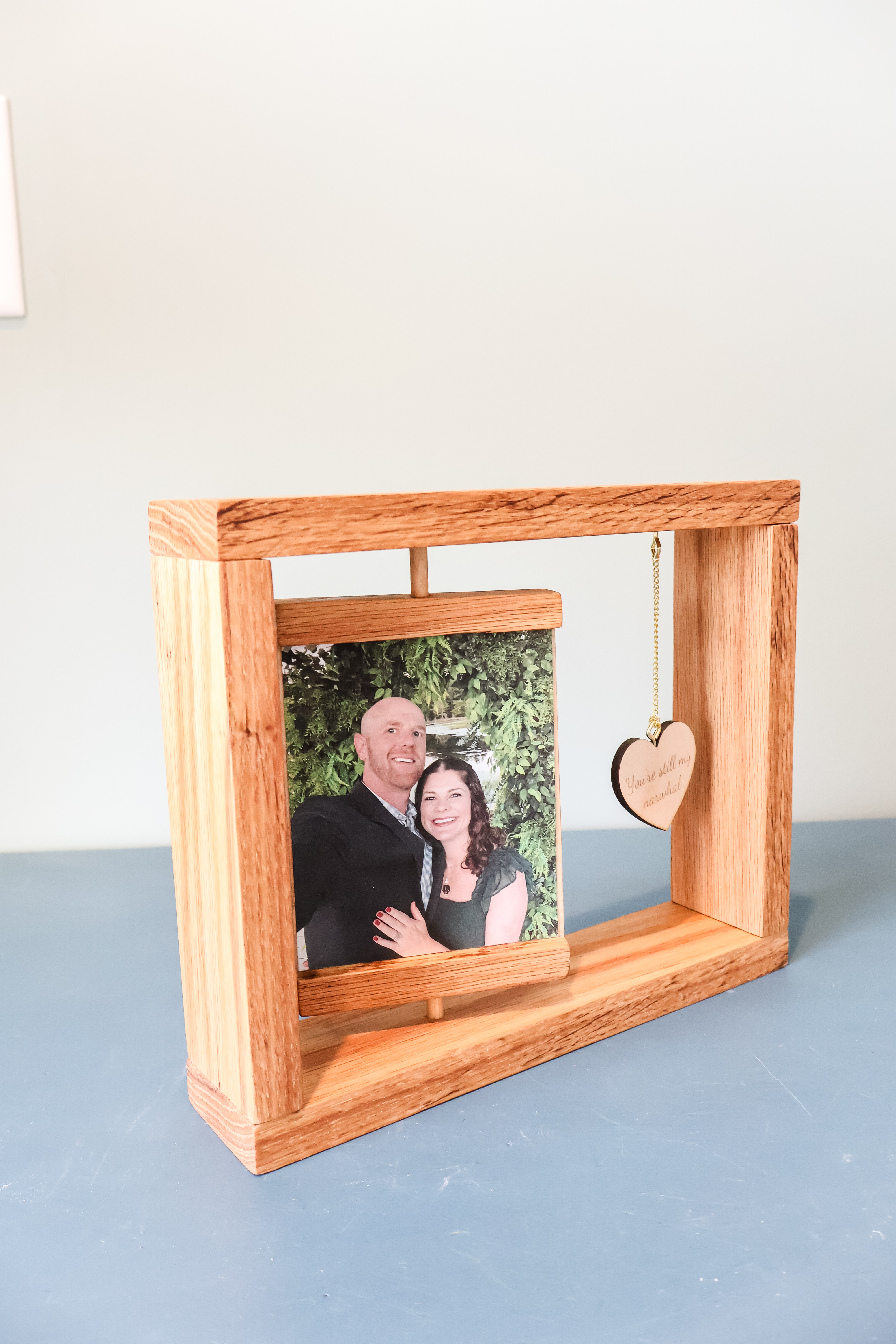 DIY rotating photo frame - Charleston Crafted