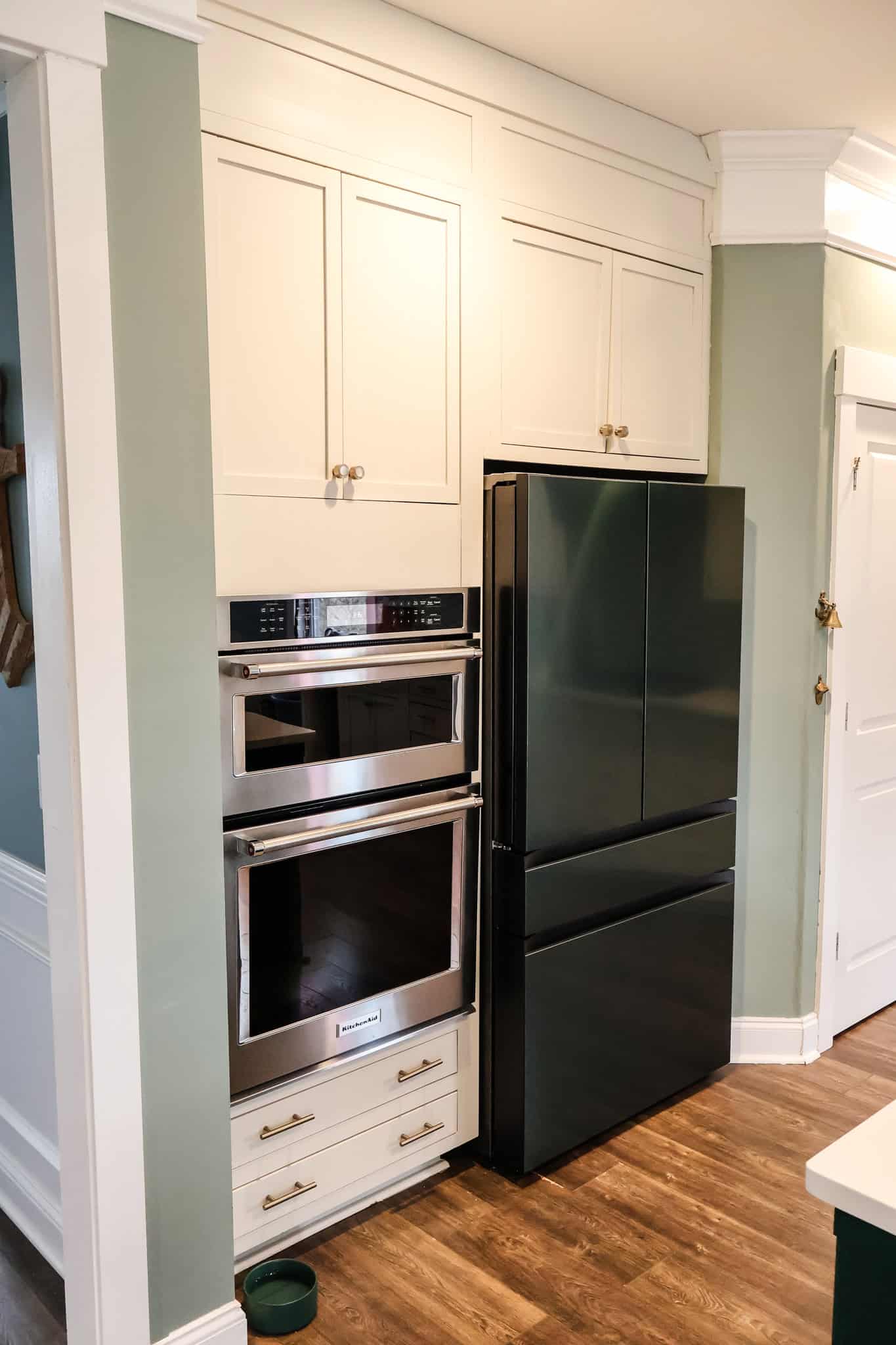 Kitchen cabinets around fridge